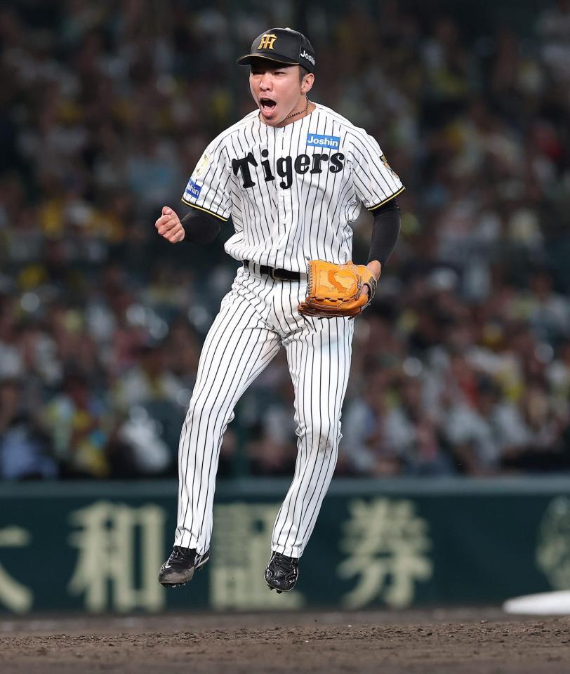 １１回を無失点に抑え、ガッツポーズする石井（撮影・西田忠信）