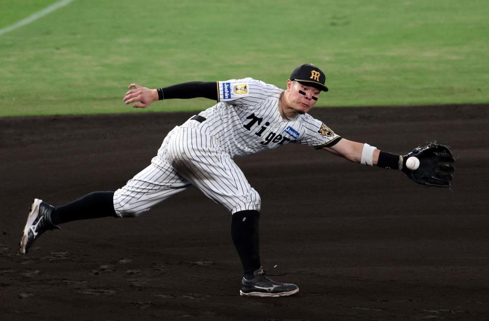 １０回、佐藤輝は佐野の打球を捕球し一塁アウトにする（撮影・山口登）