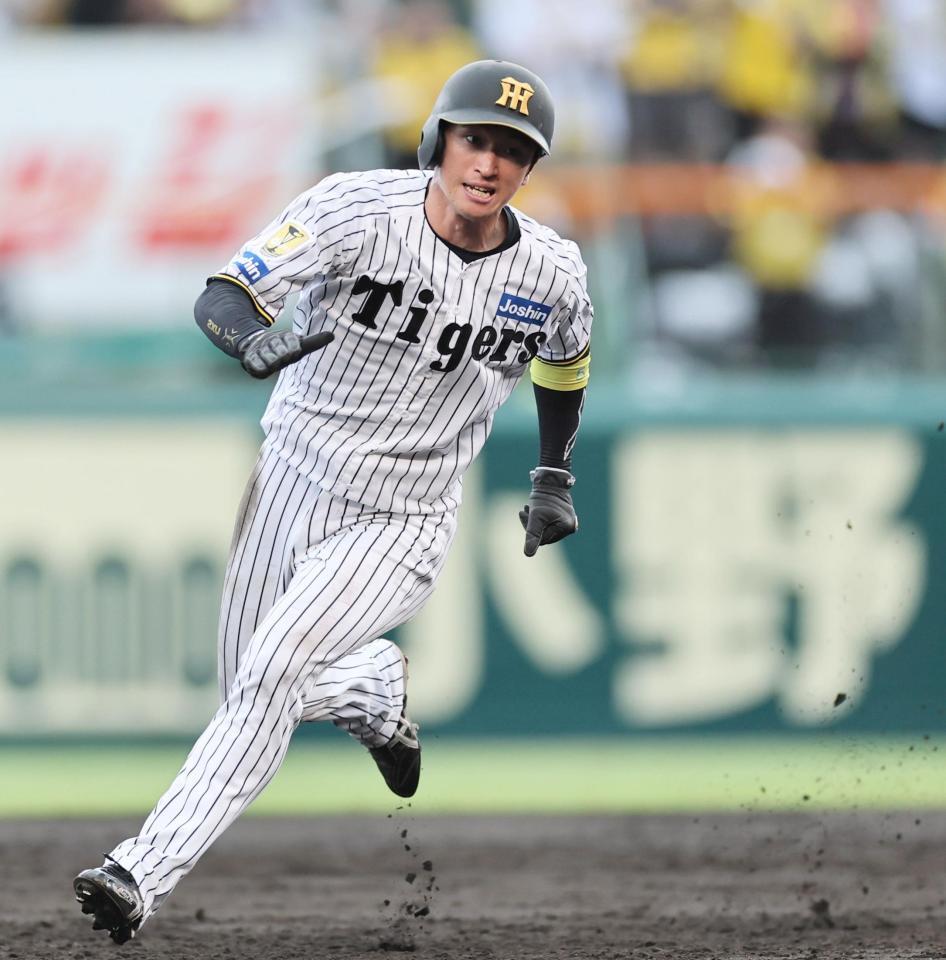 ３回、中野の安打で三塁へ走る近本（撮影・田中太一）
