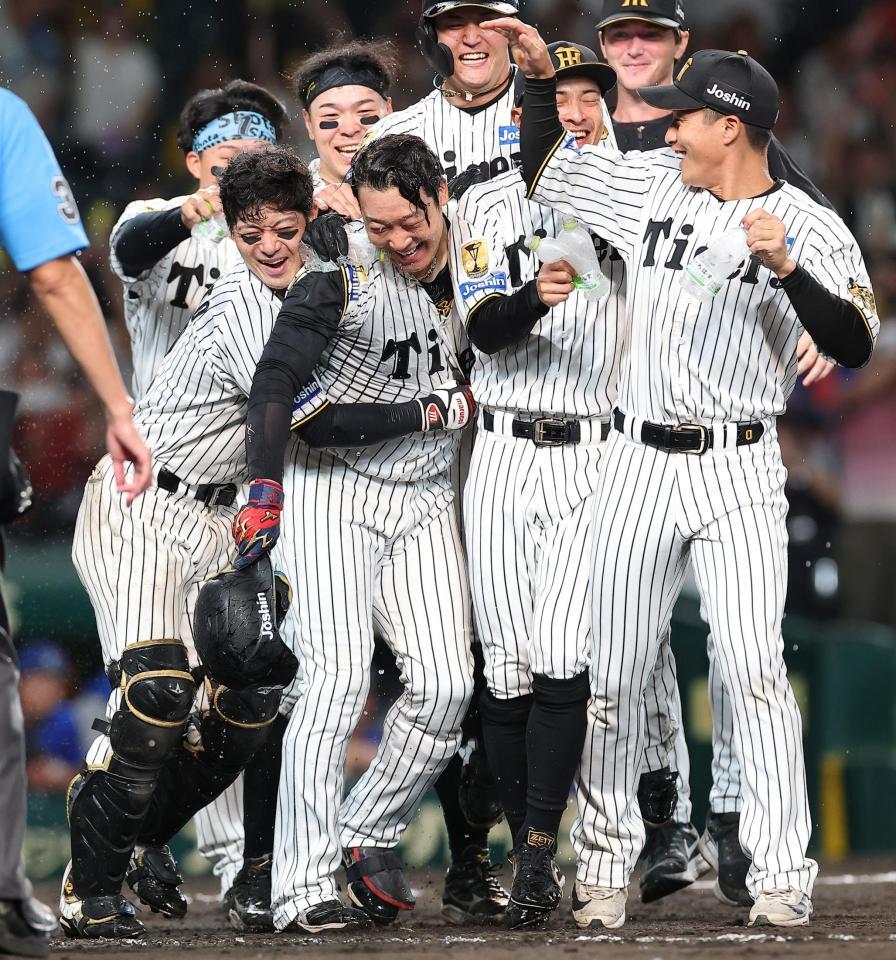 １１回、サヨナラ本塁打を放ちナインの祝福を受ける大山（撮影・西田忠信）