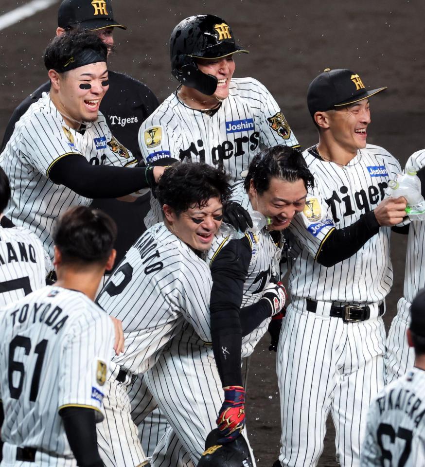 １１回、大山はサヨナラソロを放ち生還しナインから祝福を受ける（撮影・山口登）