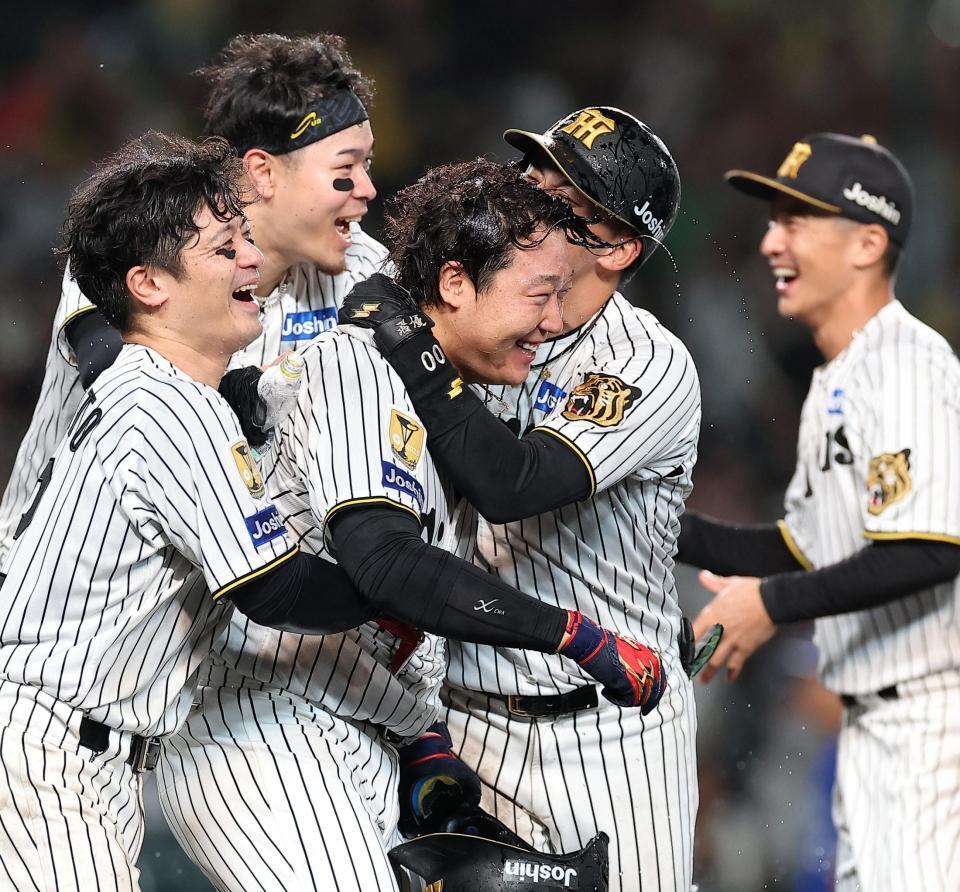 １１回、サヨナラ本塁打を放ちナインの祝福を受ける大山（撮影・西田忠信）
