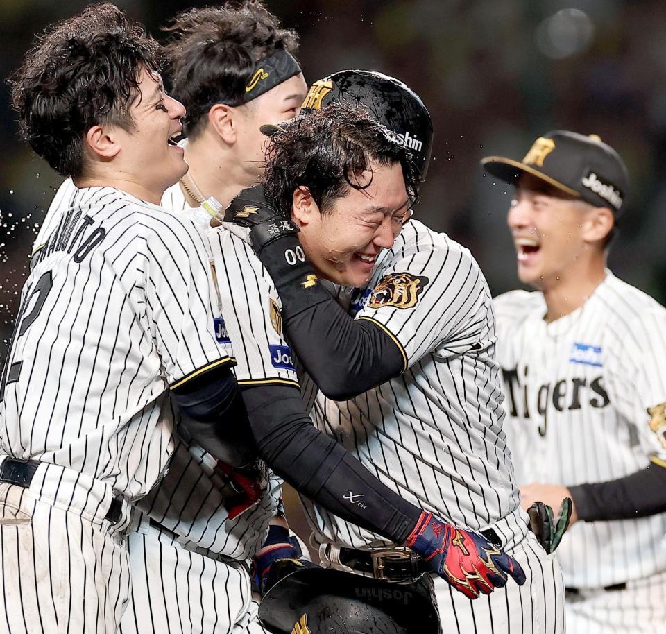 １１回、サヨナラ本塁打を放ちナインの祝福を受ける大山（撮影・西田忠信）