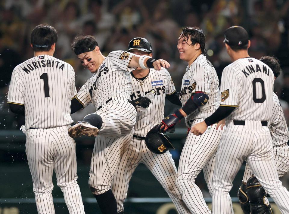 大山（右から２人目）を祝福する佐藤輝と森下（撮影・田中太一）