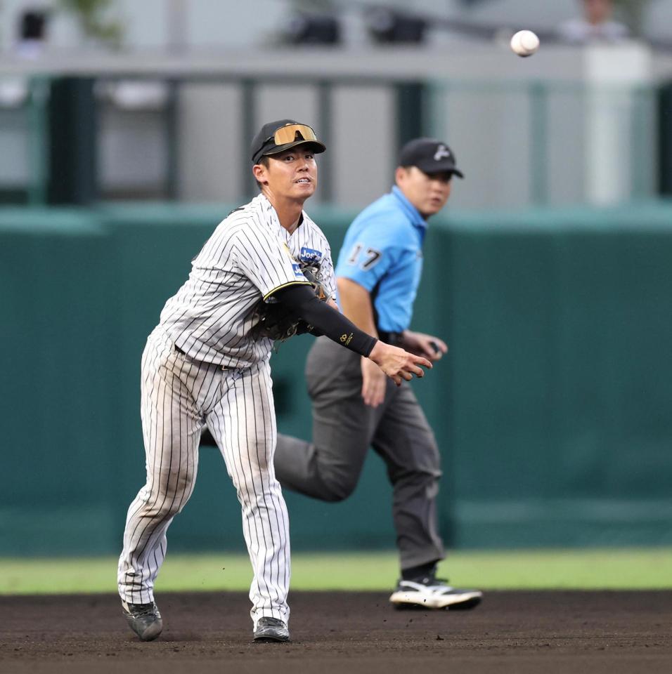 ７回オリックス１死、オリックス・窪田洋祐の打球を処理し、一塁に送球する三塁手の阪神・谷端将伍＝日鉄鋼板ＳＧＬスタジアム尼崎（撮影・中田匡峻）