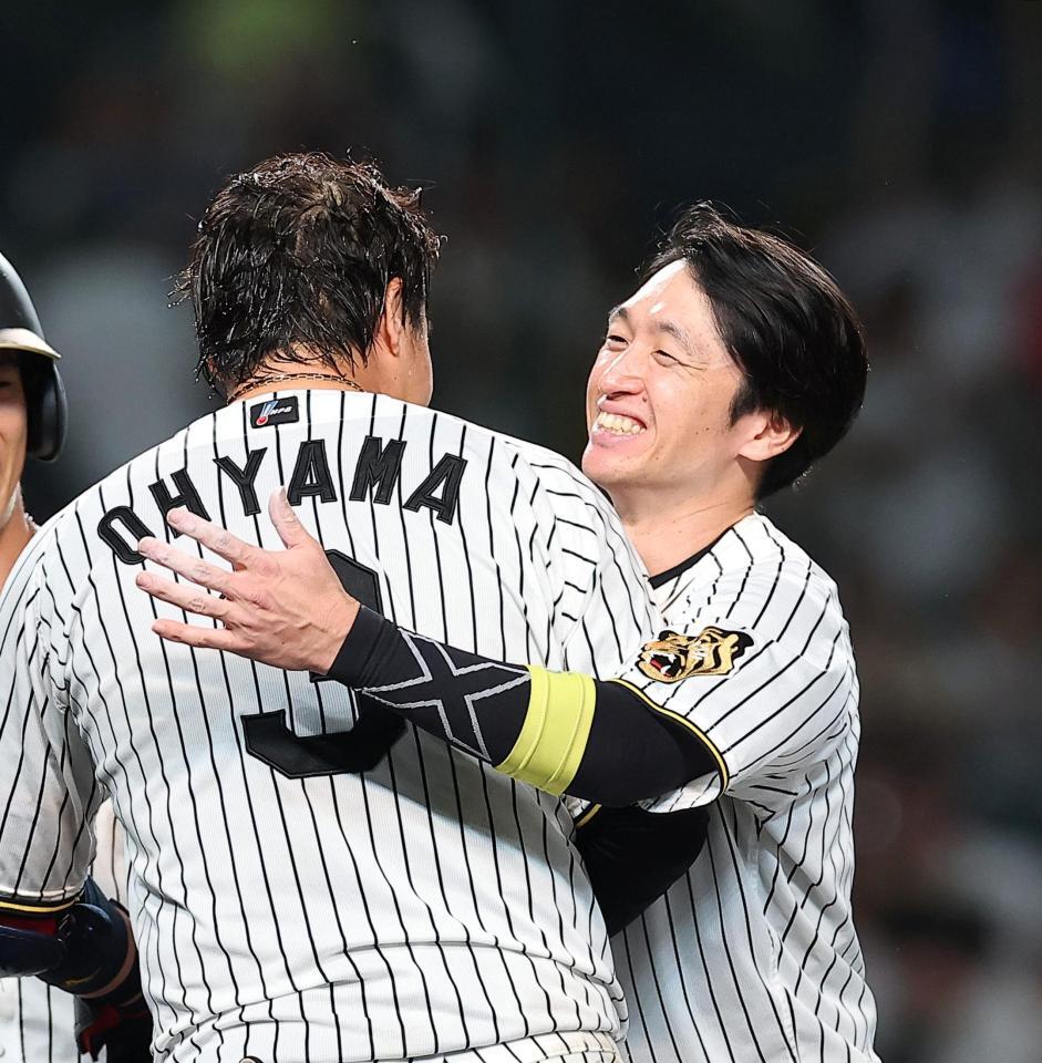 サヨナラ本塁打を放った大山（左）を笑顔で祝福する近本（撮影・西田忠信）