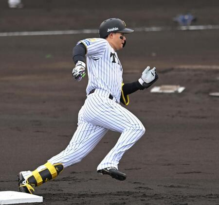 １回、先制打を放ち、果敢に三塁を狙う森下（撮影・飯室逸平）