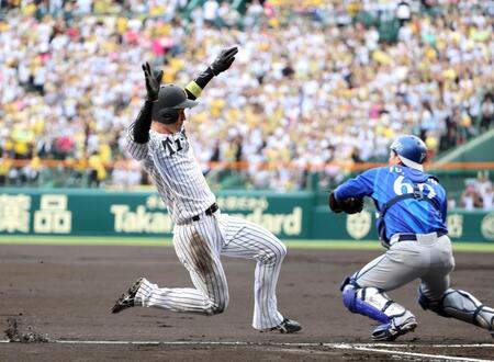 １回、近本は森下の適時二塁打で生還する（撮影・山口登）
