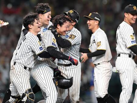 　１１回、サヨナラ弾を放ちナインに祝福される大山（撮影・西田忠信）