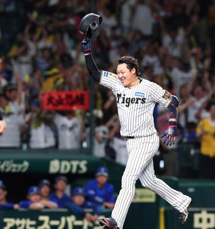 １１回阪神１死、サヨナラ本塁打を放ち笑顔で本塁を目指す阪神・大山悠輔＝甲子園（撮影・西田忠信）