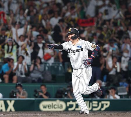 １１回阪神１死、サヨナラ本塁打を放ち笑顔で本塁を目指す阪神・大山悠輔＝甲子園（撮影・西田忠信）