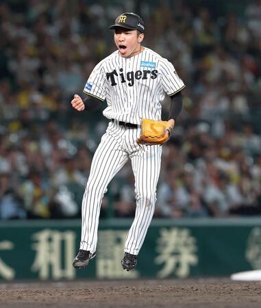 　１１回、無失点に抑え、ガッツポーズする石井