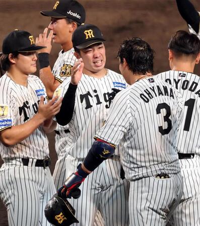 １１回、石井（中央）はサヨナラソロを放った大山とタッチする（撮影・山口登）