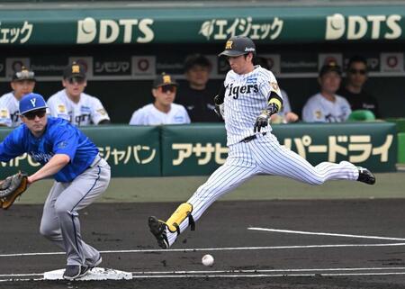 　１回、内野安打で出塁する近本（撮影・飯室逸平）