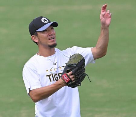 　キャッチボールの合間に笑顔を見せる伊藤将（撮影・飯室逸平）
