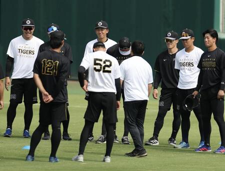 ２軍に合流した立石（中央）＝撮影・中田匡峻