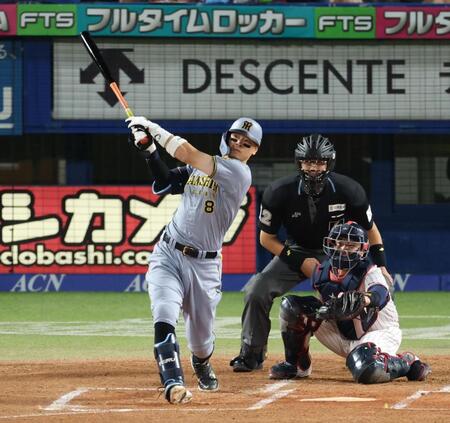 １回、右越えに２ランを放つ佐藤輝（撮影・金田祐二）