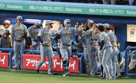 １回、右越えに２ランを放ちナインに迎えられる佐藤輝（撮影・金田祐二）