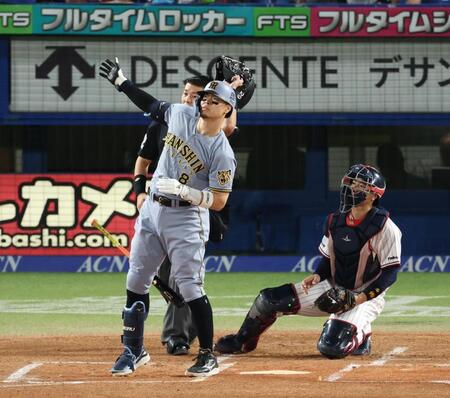 １回、右越えに２ランを放つ佐藤輝（撮影・金田祐二）
