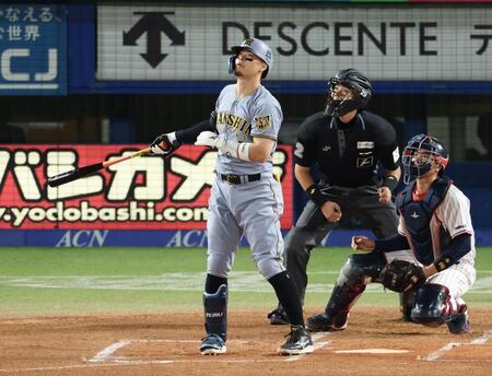 １回、右越えに２ランを放つ佐藤輝（撮影・金田祐二）