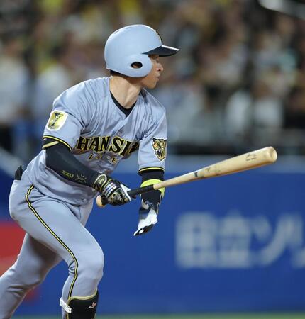 １回、中前打を放つ近本（撮影・西岡正）