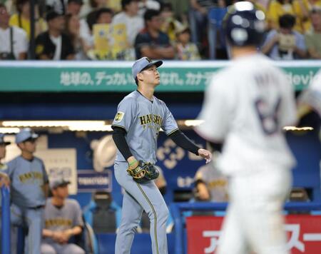 ６回、西村に２点二塁打を浴びた及川（撮影・西岡正）