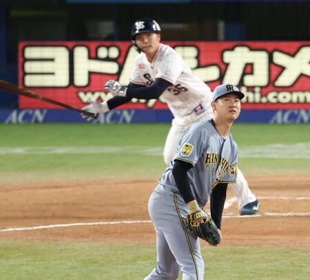 ６回、西村に２点二塁打を浴びる及川（撮影・金田祐二）