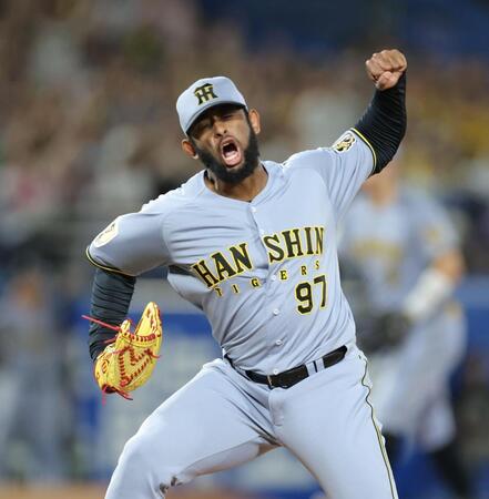 １０回、無失点で終え、ガッツポーズで叫ぶセベリーノ（撮影・西岡正）