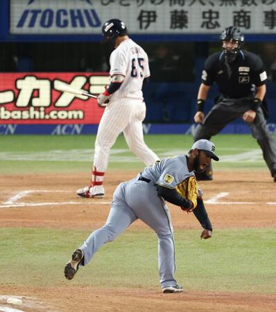 延長１０回、鈴木叶を空振り三振に仕留め喜ぶセベリーノ（撮影・金田祐二）