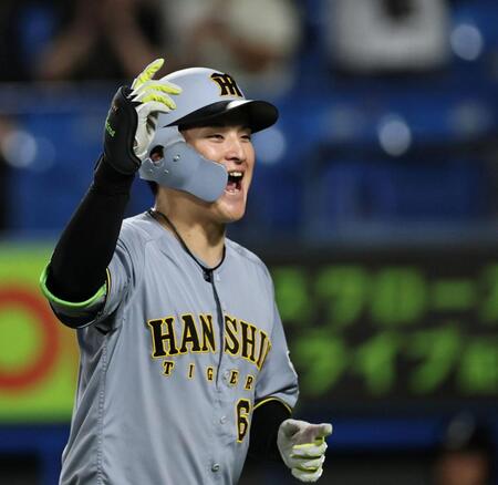 １０回、勝ち越し２ランを放った高寺は喜びながらベンチへ向かう（撮影・田中太一）