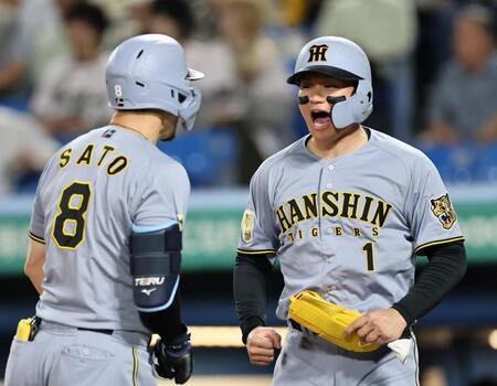 １回、２らんを放った阪神・佐藤輝明を迎える阪神・森下翔太＝神宮（撮影・田中太一）