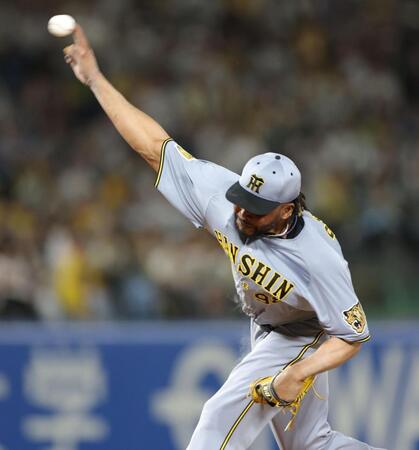 １０回に登板し力投するドリス（撮影・西岡正）
