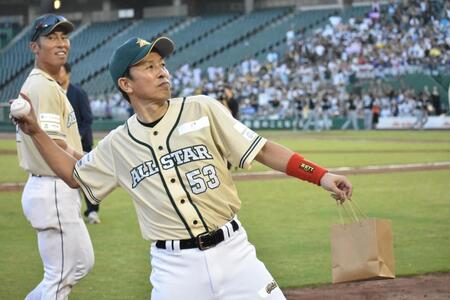 ファンへサインボールを投げ入れる赤星氏