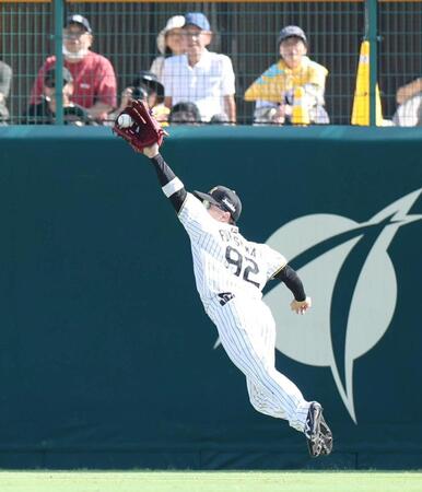 ２回オリックス１死、オリックス・三方陽登の打球を好捕する中堅手の阪神・福島圭音＝日鉄鋼板ＳＧＬスタジアム尼崎（撮影・中田匡峻）