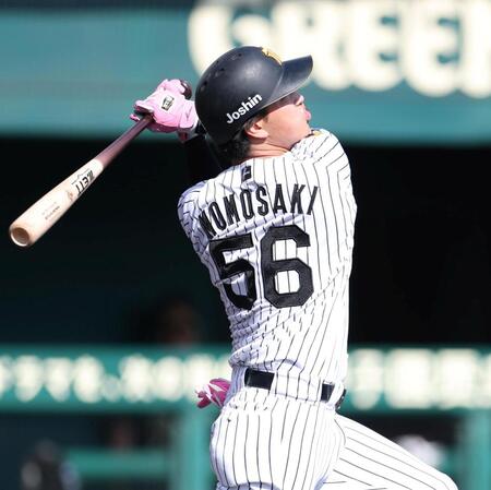 ２回阪神無死、中前打を放つ阪神・百崎蒼生＝日鉄鋼板ＳＧＬスタジアム尼崎（撮影・中田匡峻）
