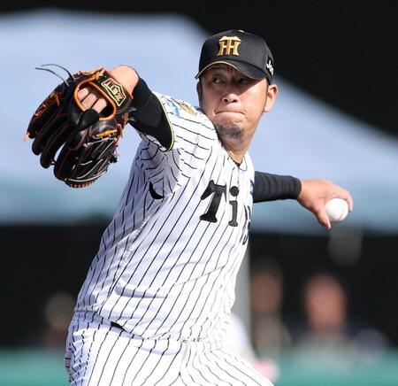４回、２番手で登板する岩貞（撮影・中田匡峻）