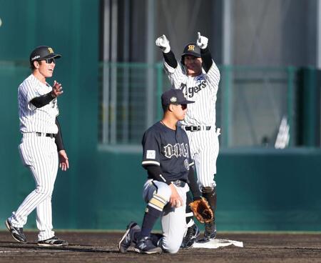 ８回、中越えに適時三塁打を放ち、ベンチに向かって喜ぶ糸原。左は・山崎２軍内野守備走塁コーチ（撮影・中田匡峻）