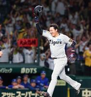 １１回阪神１死、サヨナラ本塁打を放ち笑顔で本塁を目指す阪神・大山悠輔＝甲子園（撮影・西田忠信）