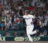 １１回阪神１死、サヨナラ本塁打を放ち笑顔で本塁を目指す阪神・大山悠輔＝甲子園（撮影・西田忠信）
