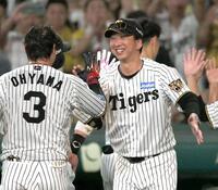 　大山を迎える藤川監督