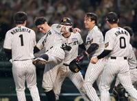 　大山（右から２人目）を祝福する（左から）森下、佐藤輝ら＝撮影・田中太一