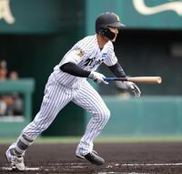 　２回、右前打を放つ小幡（撮影・中田匡峻）