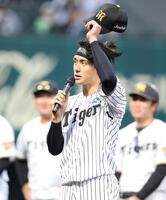 スタンドのファンにあいさつをする小幡（撮影・中田匡峻）
