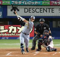 １回、右越えに２ランを放つ佐藤輝（撮影・金田祐二）