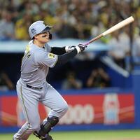 １回、右翼線に先制二塁打を放つ森下（撮影・西岡正）