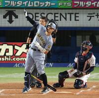 １回、右越えに２ランを放つ佐藤輝（撮影・金田祐二）