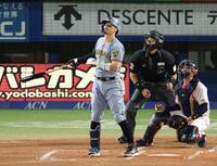 １回、右越えに２ランを放つ佐藤輝（撮影・金田祐二）