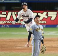 ４回、田中に２ランを浴びる神宮（撮影・金田祐二）