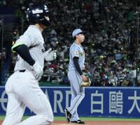 ４回、田中に２ランを許す神宮（撮影・田中太一）