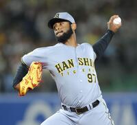 １０回途中に登板し力投するセベリーノ（撮影・西岡正）
